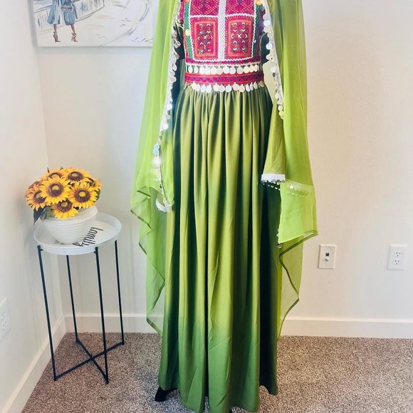 Graceful Green Dress – Comfortable & Elegant for Any Party - Picture 11 of 12